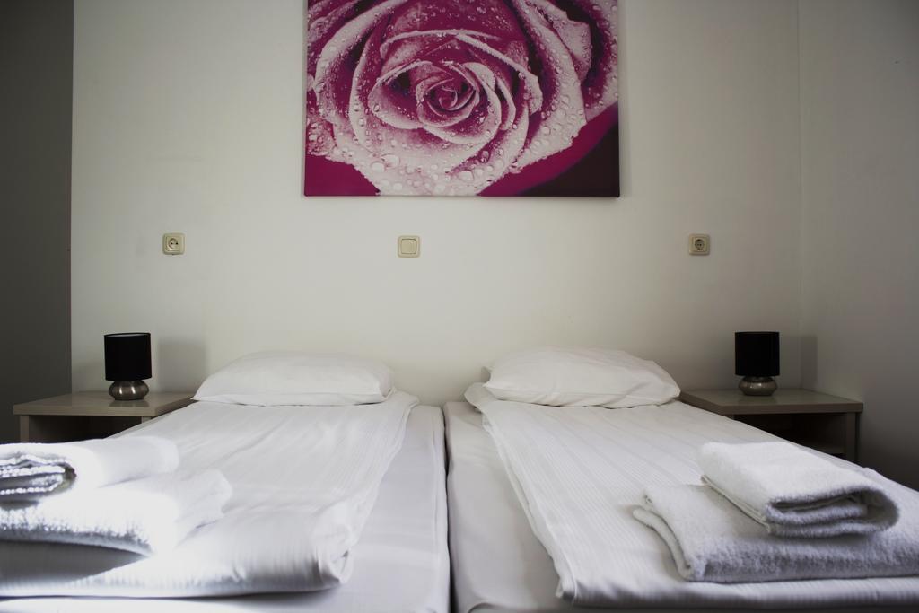 Hotel Restaurant La Piazza Valkenburg aan de Geul Стая снимка
