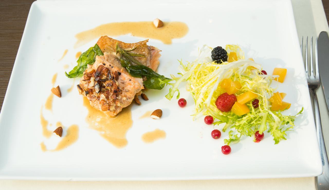 Hotel Restaurant La Piazza Valkenburg aan de Geul Екстериор снимка