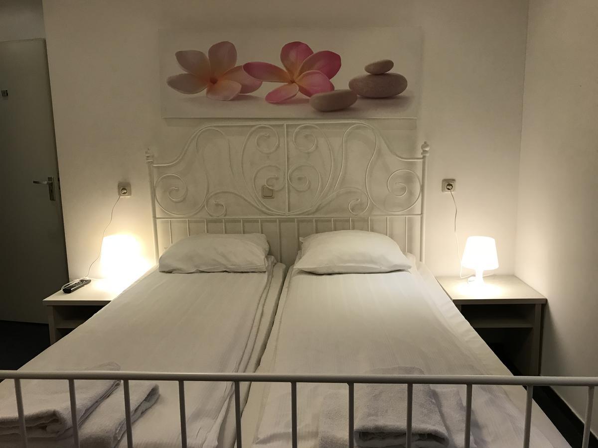 Hotel Restaurant La Piazza Valkenburg aan de Geul Екстериор снимка